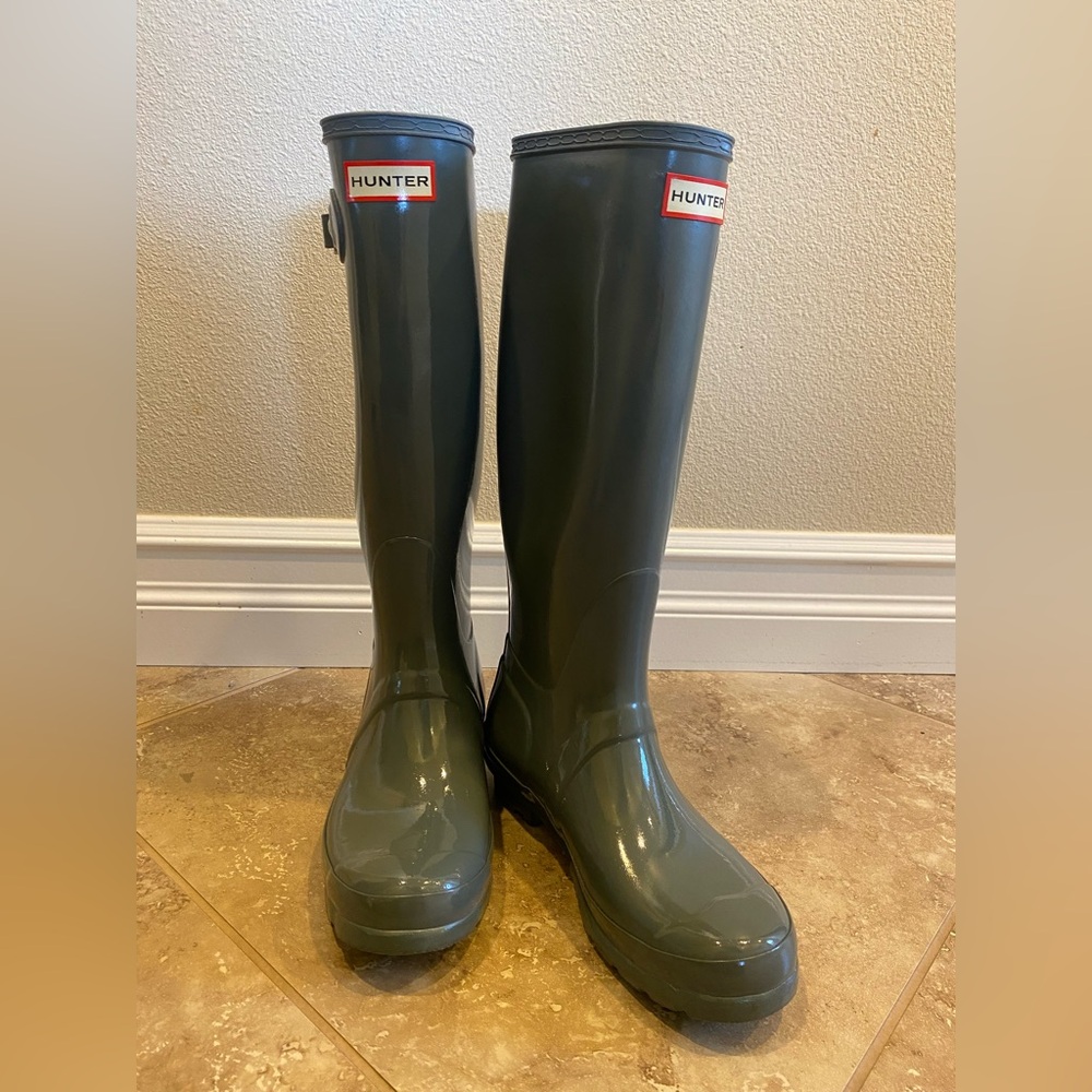 Hunter rain boots size 7 in great condition.